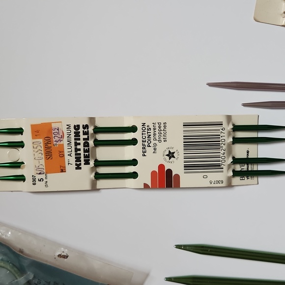 Various knitting needs, over 16 sets plus circulars, cable stitch etc - Picture 4 of 6